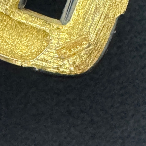 Trifari Black and Gold-Tone Necklace (chain has kinks) Vintage - Picture 2 of 4